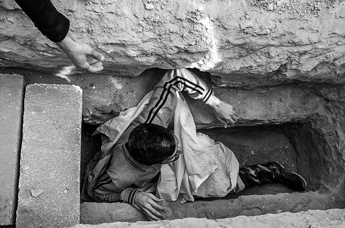 (تصاویر) خوابیدن داوطلبانه در قبر (تصاویر) خوابیدن داوطلبانه در قبر