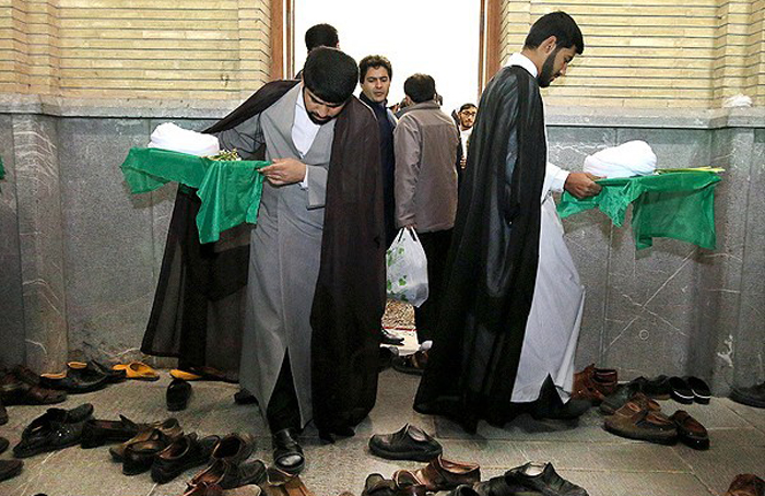 (تصاویر) آیتالله جنتی در غبارروبی شاهچراغ(ع) (تصاویر) آیتالله جنتی در غبارروبی شاهچراغ(ع)