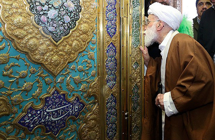(تصاویر) آیتالله جنتی در غبارروبی شاهچراغ(ع) (تصاویر) آیتالله جنتی در غبارروبی شاهچراغ(ع)