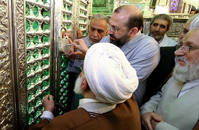 (تصاویر) آیتالله جنتی در غبارروبی شاهچراغ(ع) (تصاویر) آیتالله جنتی در غبارروبی شاهچراغ(ع)