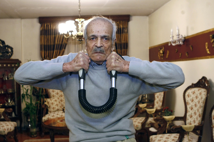 (تصاویر) شناگر 92 ساله تفرشی