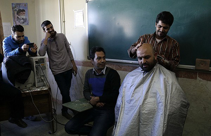 (تصاویر) روحیه دادن دانشآموزان به معلم سرطانی (تصاویر) روحیه دادن دانشآموزان به معلم سرطانی