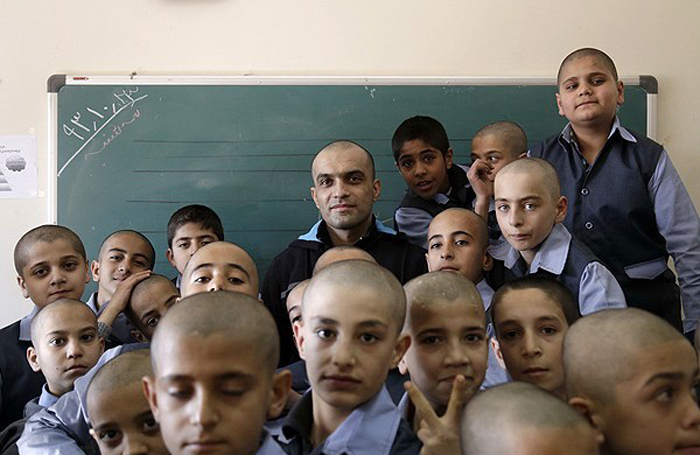 (تصاویر) روحیه دادن دانشآموزان به معلم سرطانی (تصاویر) روحیه دادن دانشآموزان به معلم سرطانی