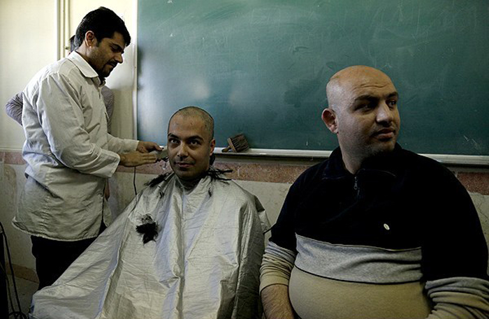 (تصاویر) روحیه دادن دانشآموزان به معلم سرطانی (تصاویر) روحیه دادن دانشآموزان به معلم سرطانی