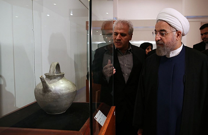 (تصاویر) بازدید روحانی از عتیقههای بازگرداندهشده (تصاویر) بازدید روحانی از عتیقههای بازگرداندهشده