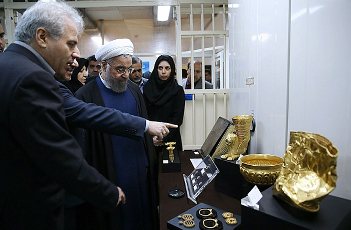 (تصاویر) بازدید روحانی از عتیقههای بازگرداندهشده (تصاویر) بازدید روحانی از عتیقههای بازگرداندهشده