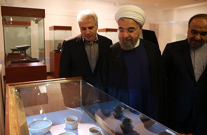 (تصاویر) بازدید روحانی از عتیقههای بازگرداندهشده (تصاویر) بازدید روحانی از عتیقههای بازگرداندهشده