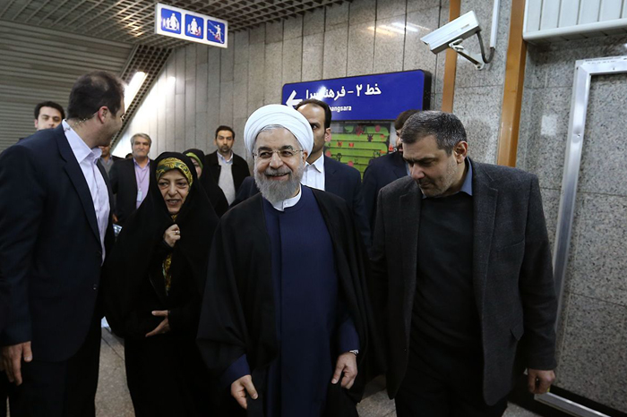 (تصاویر) روحانی سوار مترو (تصاویر) روحانی سوار مترو