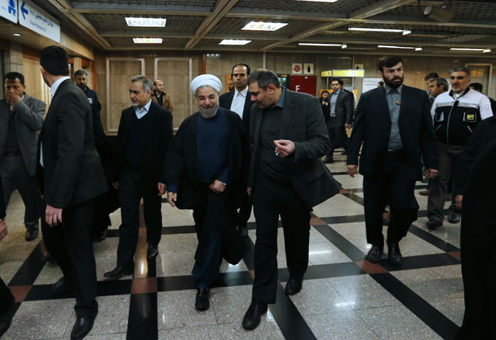 (تصاویر) روحانی سوار مترو (تصاویر) روحانی سوار مترو
