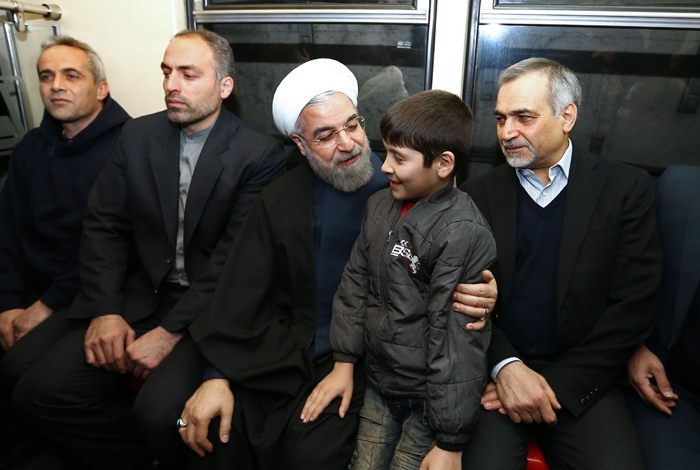 (تصاویر) روحانی سوار مترو (تصاویر) روحانی سوار مترو