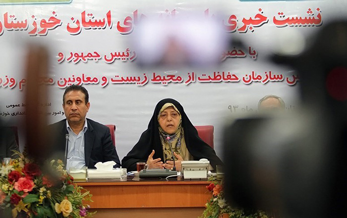 (تصاویر) اعتراض نمادین به گردوغبار در حضور ابتکار (تصاویر) اعتراض نمادین به گردوغبار در حضور ابتکار