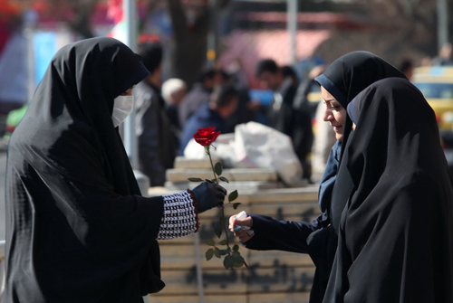 (تصاویر) اهدای گل به زنان چادری (تصاویر) اهدای گل به زنان چادری