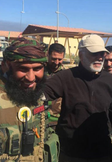 بوسۀ فرمانده حشد شعبی به دست «ابوعزرائیل» بوسۀ فرمانده حشد شعبی به دست «ابوعزرائیل»