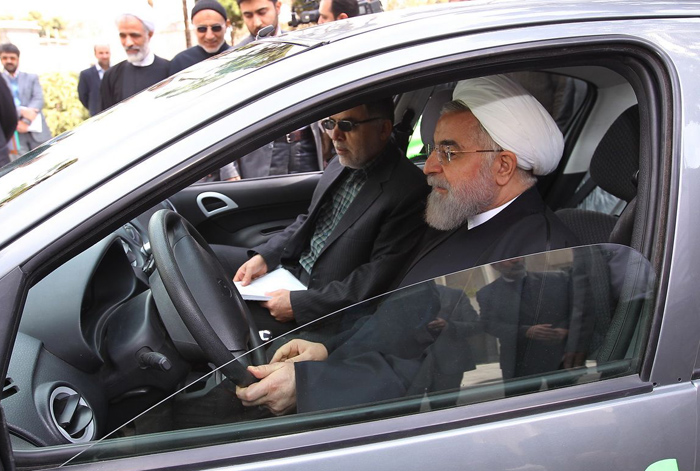(تصاویر) حسن روحانی پشت فرمان (تصاویر) حسن روحانی پشت فرمان