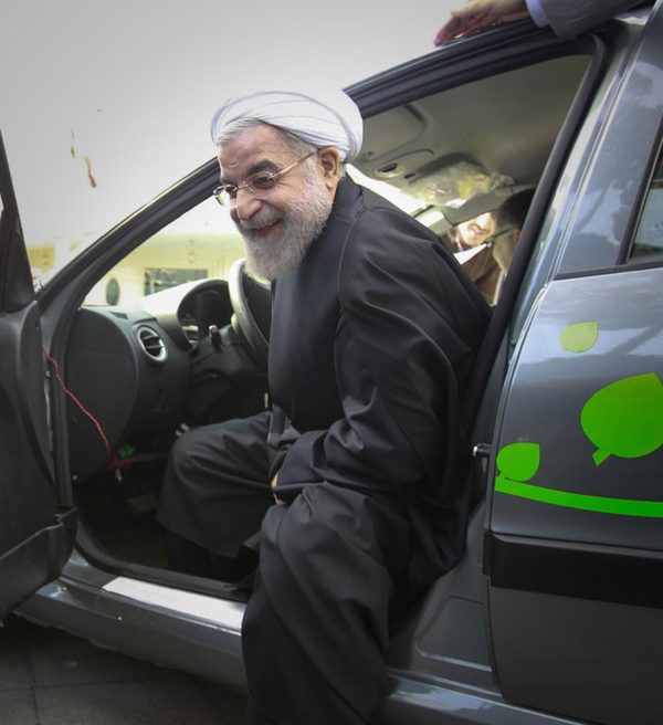 (تصاویر) حسن روحانی پشت فرمان (تصاویر) حسن روحانی پشت فرمان