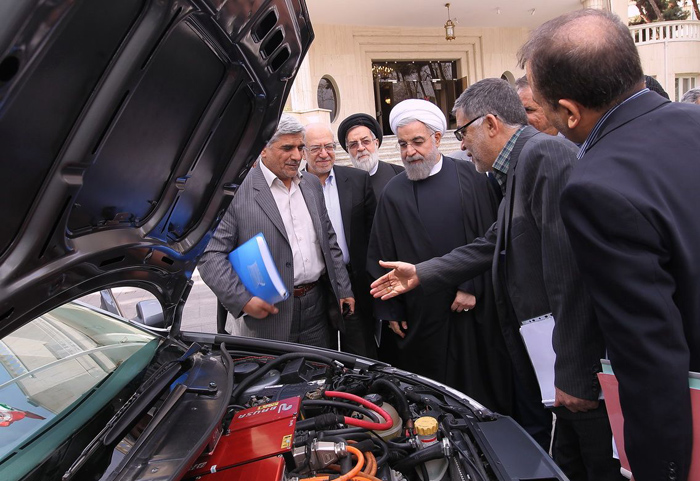 (تصاویر) حسن روحانی پشت فرمان (تصاویر) حسن روحانی پشت فرمان