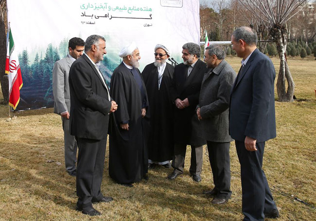 (تصاویر) کشت نهال توسط روحانی (تصاویر) کشت نهال توسط روحانی