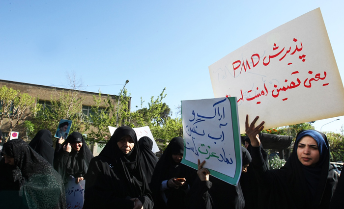 (تصاویر) تجمع غیرقانونی منتقدان توافق لوزان (تصاویر) تجمع غیرقانونی منتقدان توافق لوزان