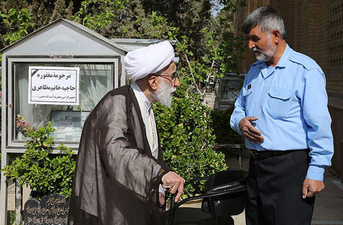 (تصاویر) حضور آیتالله جنتی بر مزار همسر (تصاویر) حضور آیتالله جنتی بر مزار همسر