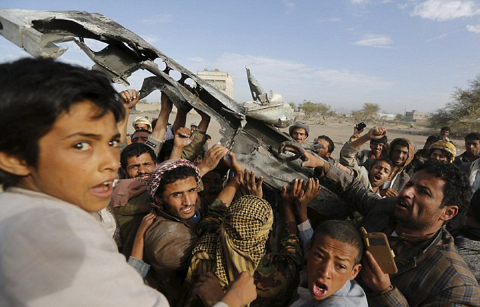 (تصاویر) سقوط جنگنده سعودی در یمن (تصاویر) سقوط جنگنده سعودی در یمن