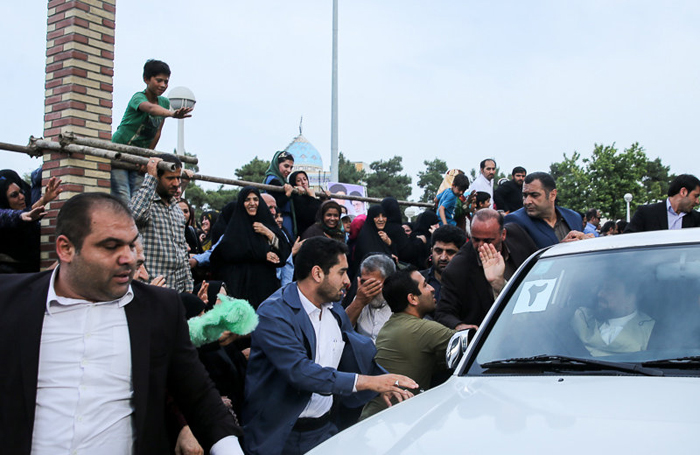 (تصاویر) قربانی گاو پیش پای یادگار امام (تصاویر) قربانی گاو پیش پای یادگار امام
