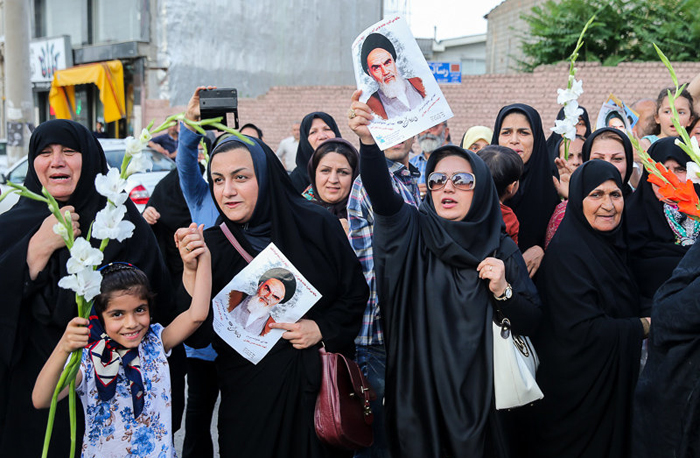(تصاویر) قربانی گاو پیش پای یادگار امام (تصاویر) قربانی گاو پیش پای یادگار امام