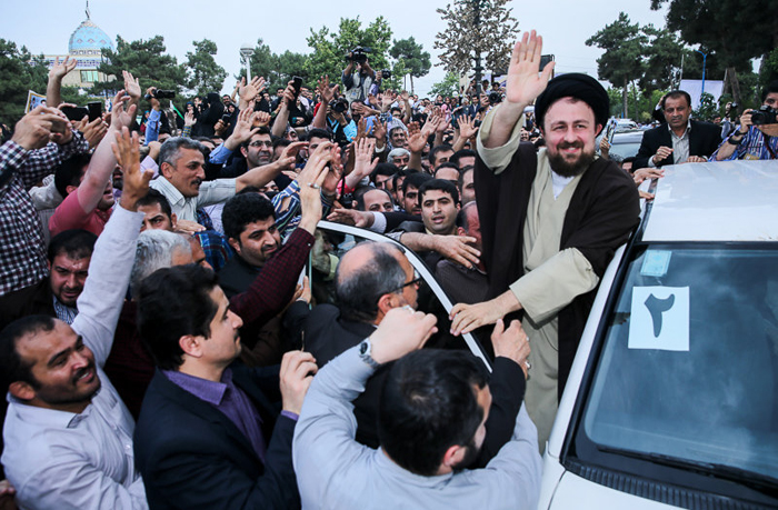 (تصاویر) قربانی گاو پیش پای یادگار امام (تصاویر) قربانی گاو پیش پای یادگار امام