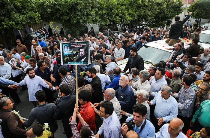 (تصاویر) قربانی گاو پیش پای یادگار امام (تصاویر) قربانی گاو پیش پای یادگار امام