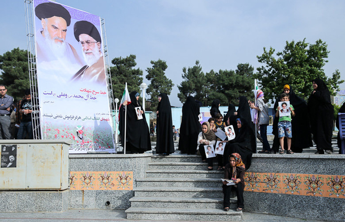 (تصاویر) قربانی گاو پیش پای یادگار امام (تصاویر) قربانی گاو پیش پای یادگار امام
