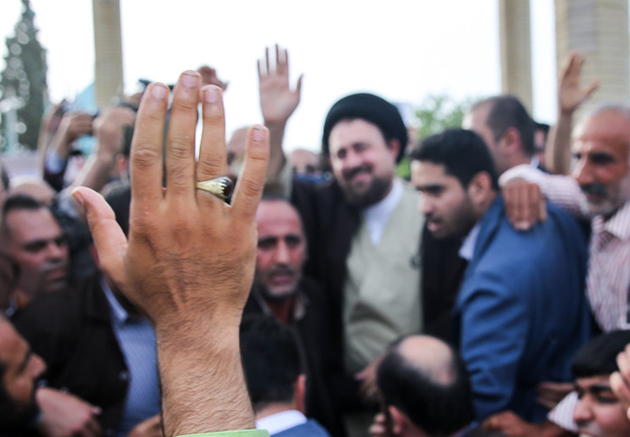 (تصاویر) قربانی گاو پیش پای یادگار امام (تصاویر) قربانی گاو پیش پای یادگار امام