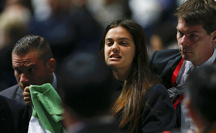 (تصاویر) دو زن معترض فلسطینی در نشست فیفا (تصاویر) دو زن معترض فلسطینی در نشست فیفا