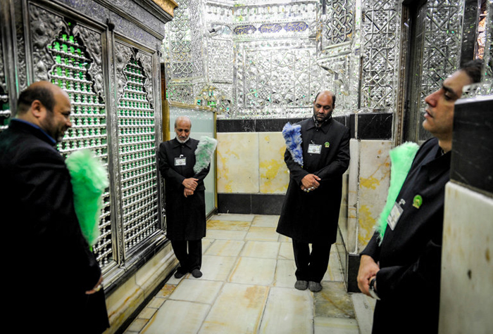 (تصاویر) وزیر ورزش در غبار روبی حرم عبدالعظیم(ع)