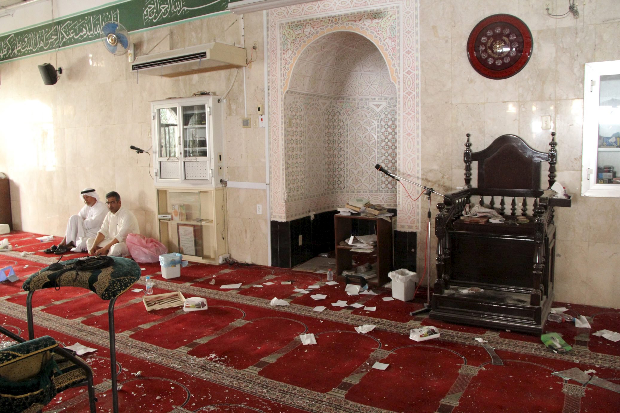 (تصاویر) حمله خونین به مسجد شیعیان عربستان (تصاویر) حمله خونین به مسجد شیعیان عربستان