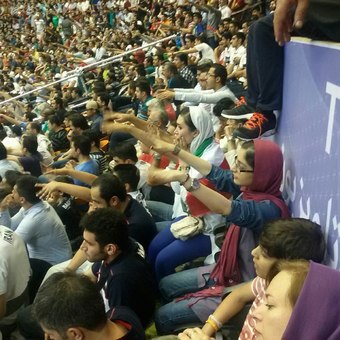 (تصاویر)حضور تعداد اندکی از زنان در بازی ایران-آمریکا (تصاویر)حضور تعداد اندکی از زنان در بازی ایران-آمریکا