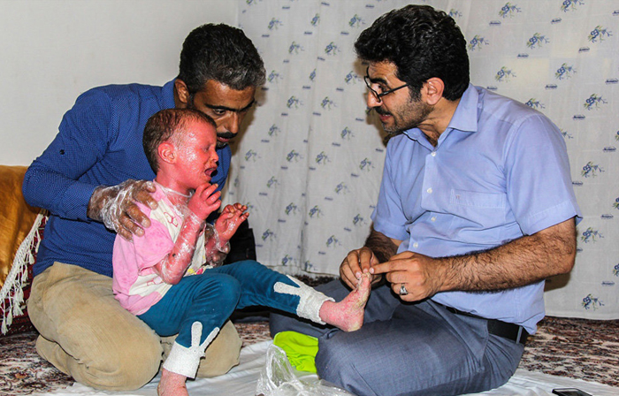 (تصاویر) کمک یک پزشک به (تصاویر) کمک یک پزشک به