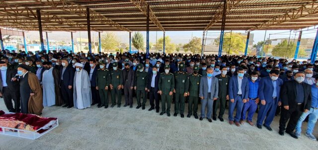 (تصاویر) تشییع و خاکسپاری فرزند شهید پرازیده که خودسوزی کرد