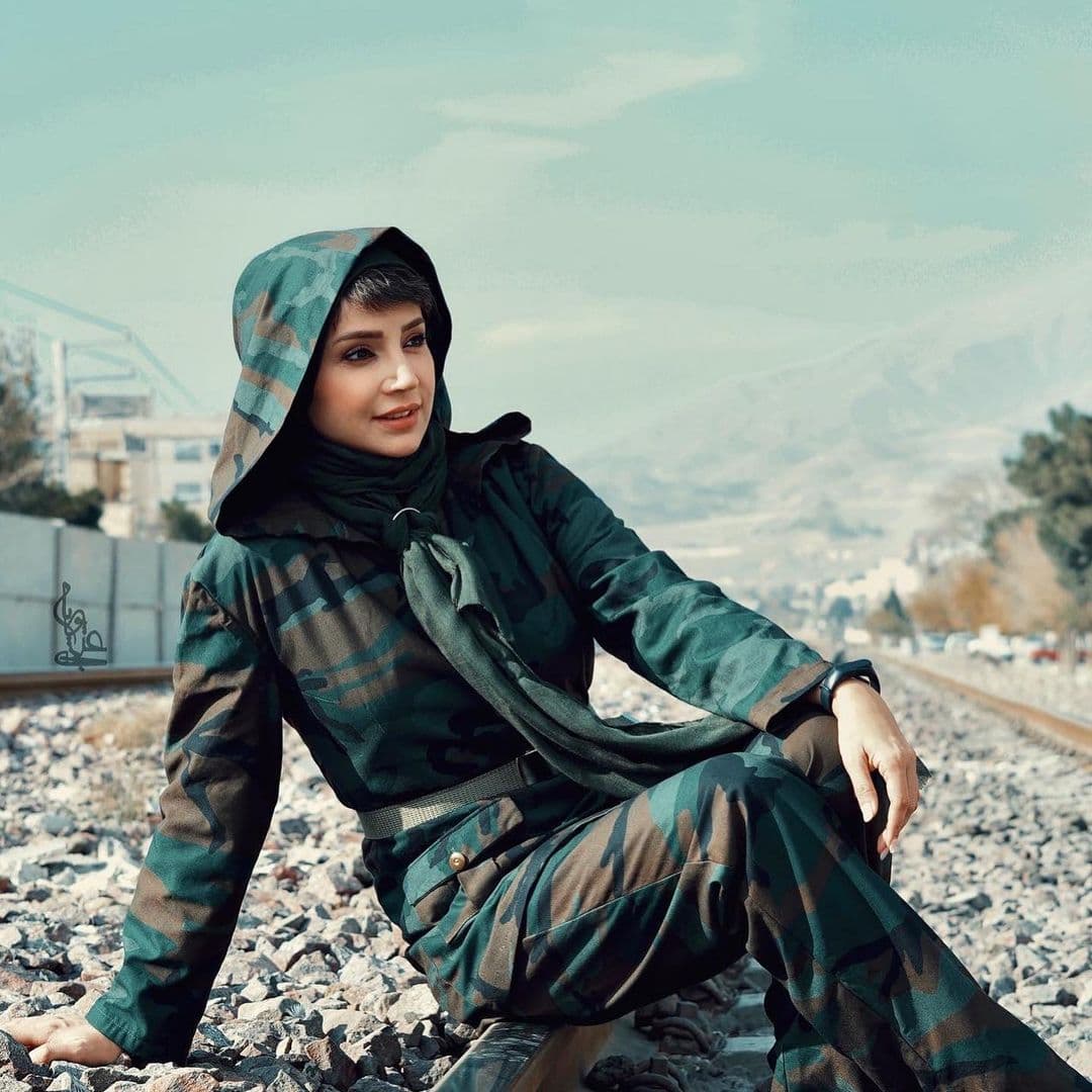 (تصاویر) ژست شبنم قلی خانی با لباس چریکی روی ریل قطار
