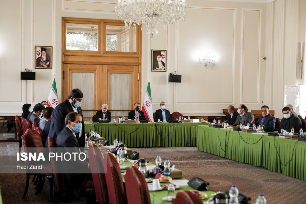 (تصاویر) نماز خواندن یکی از حاضران وسط جلسه با امیرعبداللهیان!