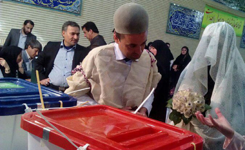 آغاز زندگی مشترک زوج جوان از پای صندوق رای آغاز زندگی مشترک زوج جوان از پای صندوق رای