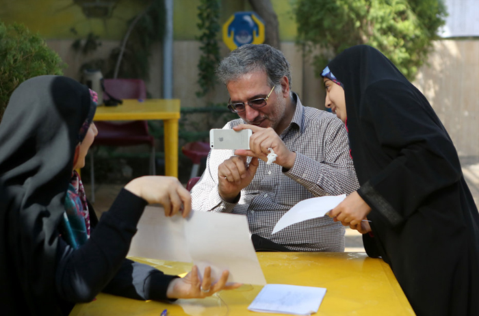 (تصاویر) بازار داغ سلفی در روز انتخابات (تصاویر) بازار داغ سلفی در روز انتخابات