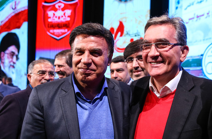 (تصاویر) اهدای پیراهن پرسپولیس و استقلال به قالیباف