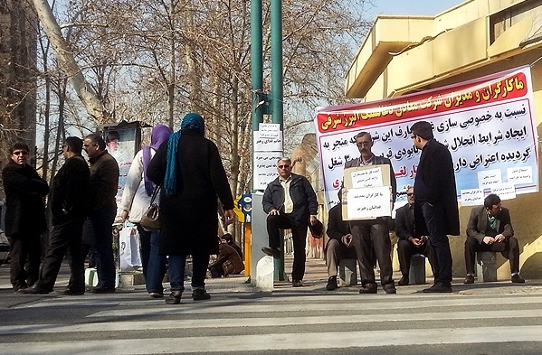 تجمع کارگران معدن مقابل نهاد ریاست جمهوری تجمع کارگران معدن مقابل نهاد ریاست جمهوری