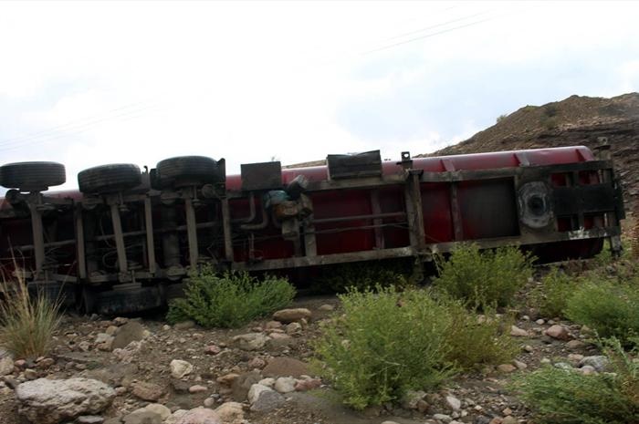 تصاویری از واژگونی خودروها در جاده بندرعباس ـ سیرجان تصاویری از واژگونی خودروها در جاده بندرعباس ـ سیرجان