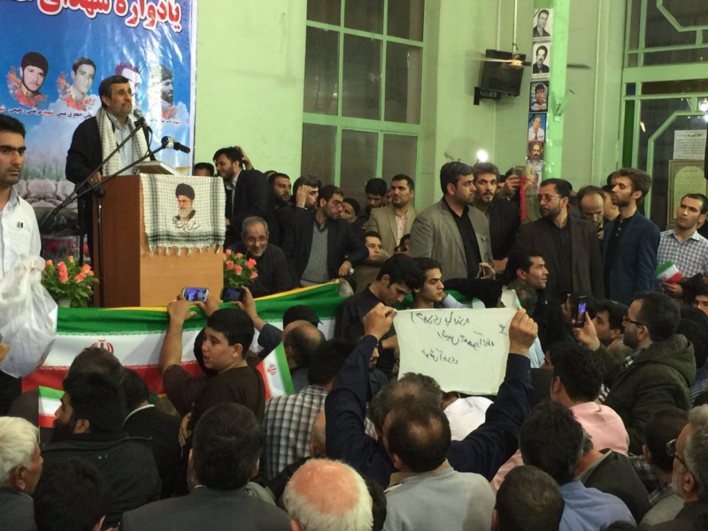 حاشیههای سخنرانی احمدینژاد؛ خاک بر سر آن سیاستمدار که از راه دور دستور میدهد! حاشیههای سخنرانی احمدینژاد؛ خاک بر سر آن سیاستمدار که از راه دور دستور میدهد!