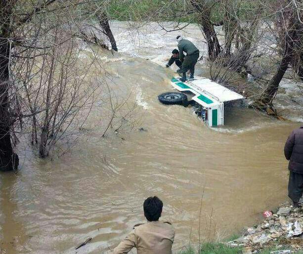 (تصویر) غرق شدن خودروی ناجا