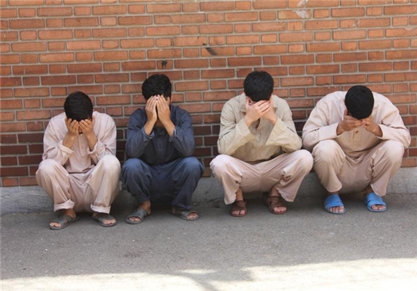 آزار و اذیت زن جوان در بیابان توسط 4 شیطان صفت آزار و اذیت زن جوان در بیابان توسط 4 شیطان صفت