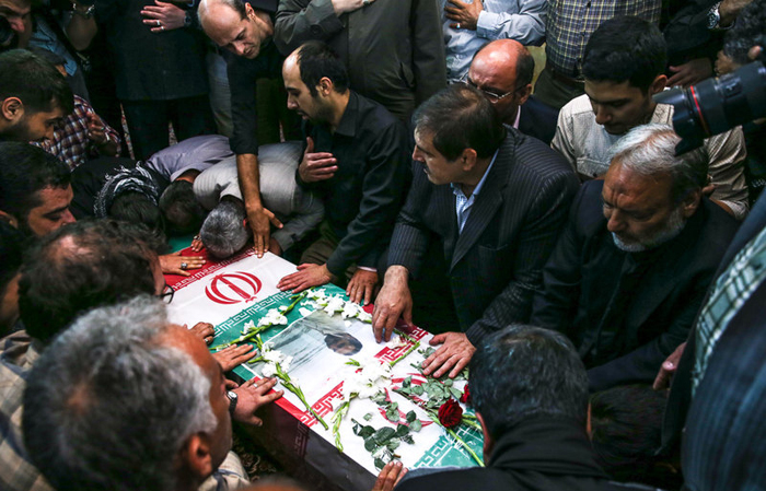 پیکر شهید اکبری، محافظ رهبر انقلاب تشییع شد پیکر شهید اکبری، محافظ رهبر انقلاب تشییع شد