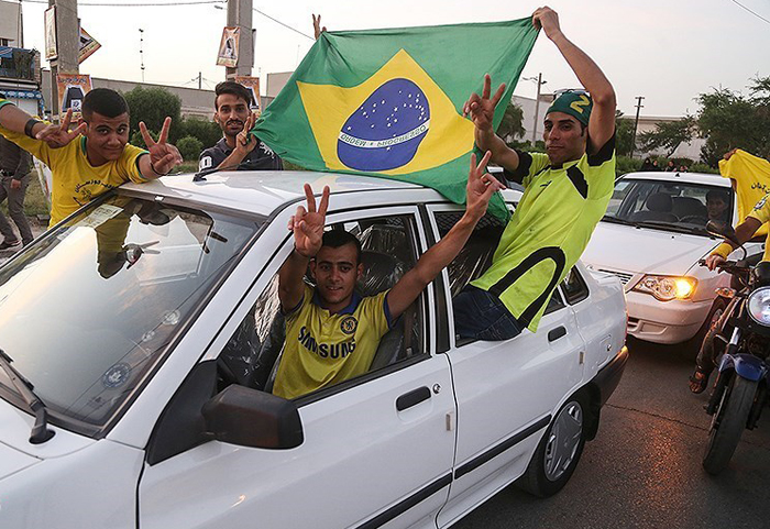 (تصاویر) جشن خیابانی آبادانیها با پرچم برزیل (تصاویر) جشن خیابانی آبادانیها با پرچم برزیل