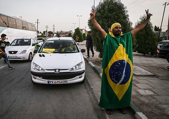 (تصاویر) جشن خیابانی آبادانیها با پرچم برزیل (تصاویر) جشن خیابانی آبادانیها با پرچم برزیل