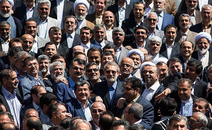 (تصاویر) حواشی آخرین جلسه مجلس نهم (تصاویر) حواشی آخرین جلسه مجلس نهم